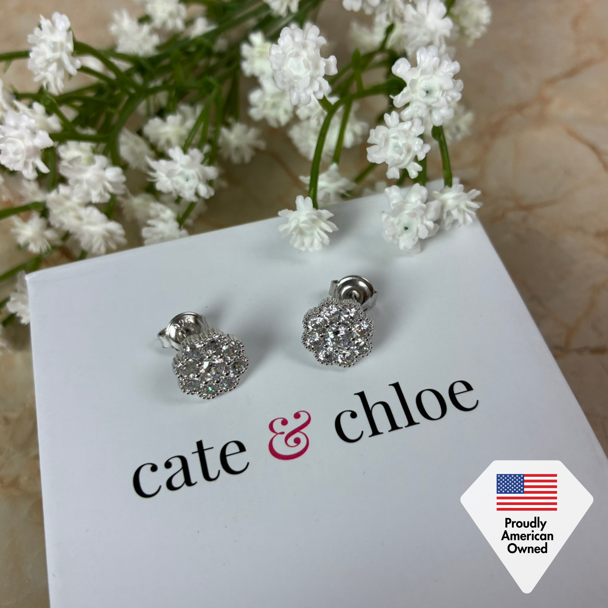 Chloe 18k 白金镀纯银花朵耳钉配仿钻石 CZ 水晶