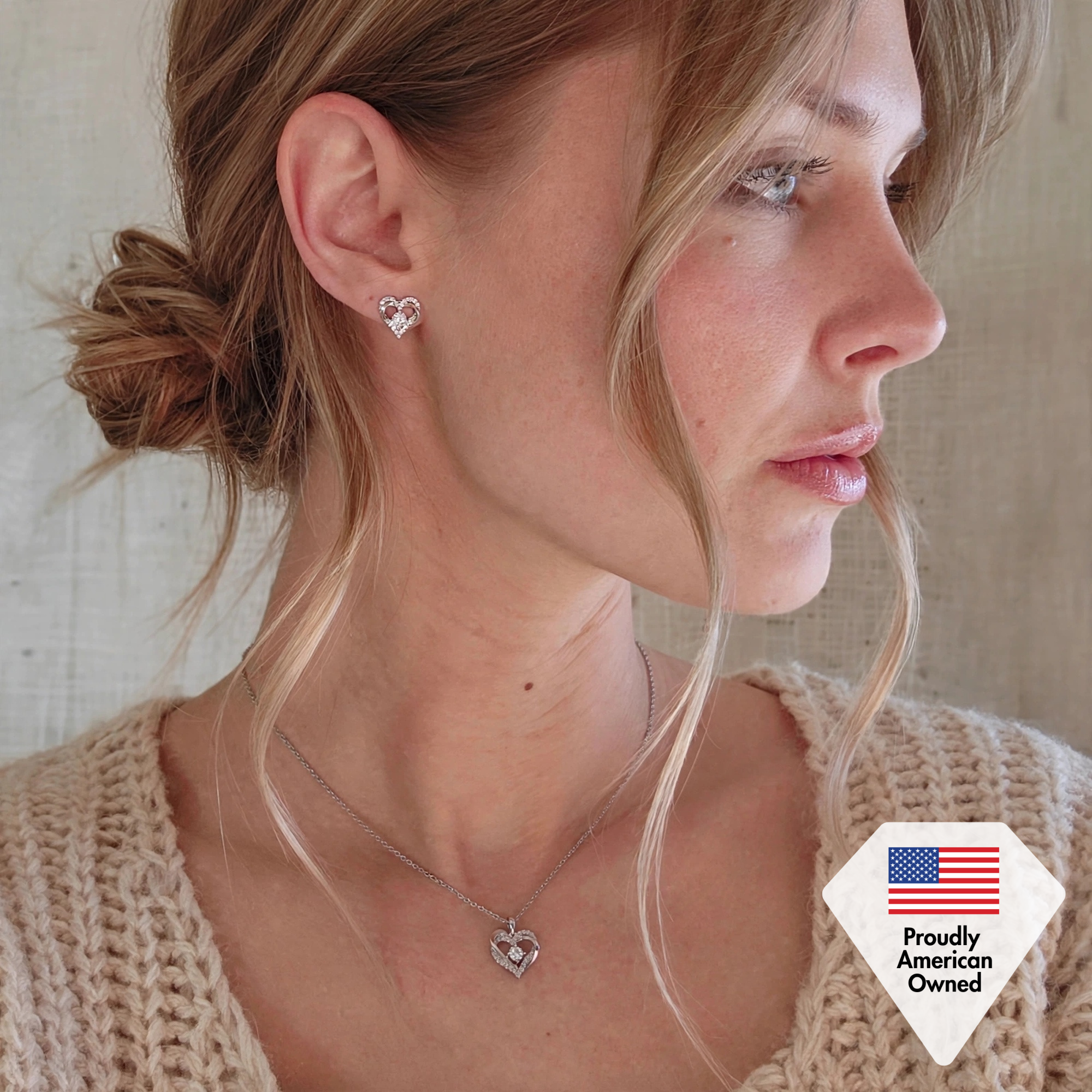 Forever Collar de doble corazón con piedra natal chapado en oro blanco de 18 k y cristales