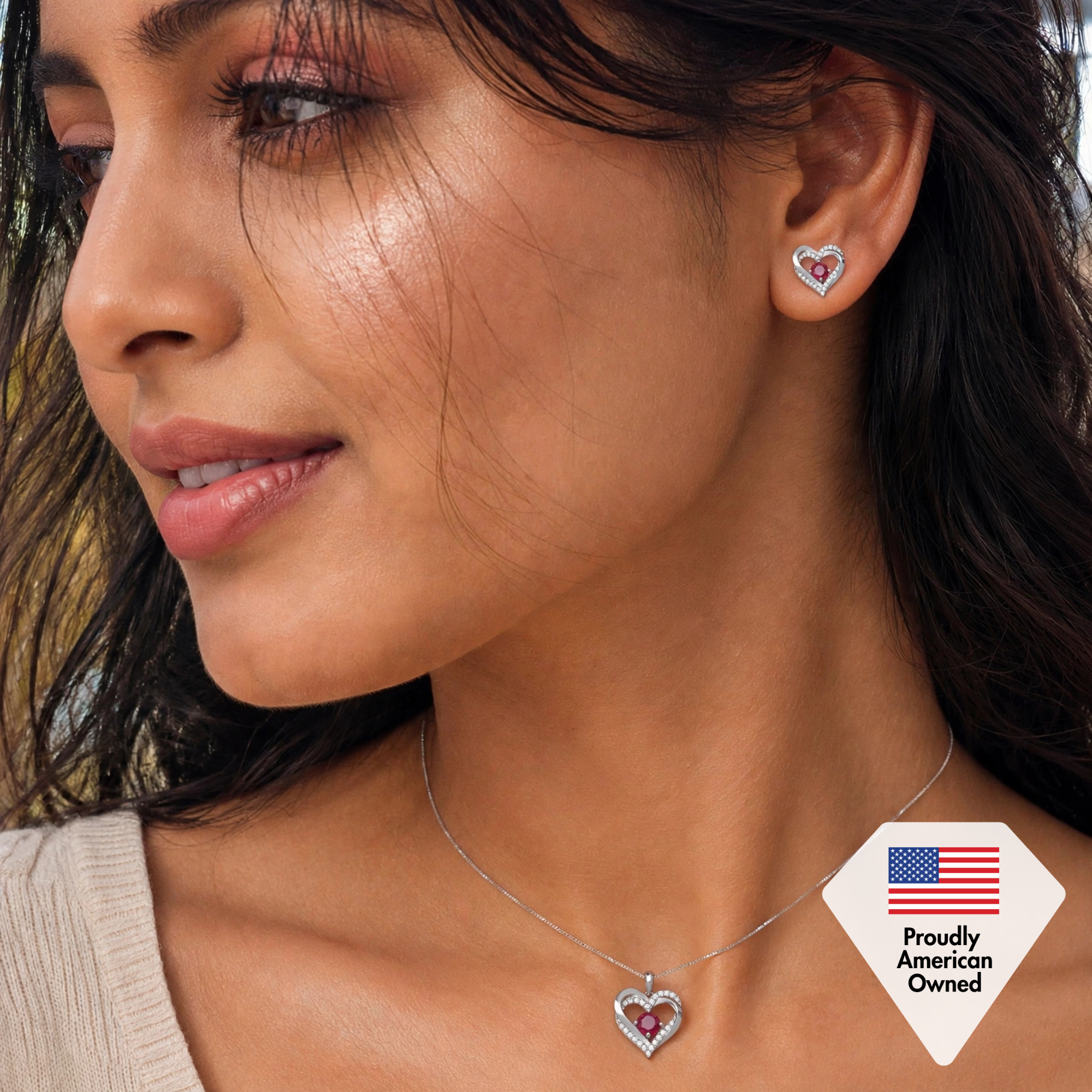 Aretes de doble corazón con piedra natal chapados en oro blanco de 18 k y cristales de Forever