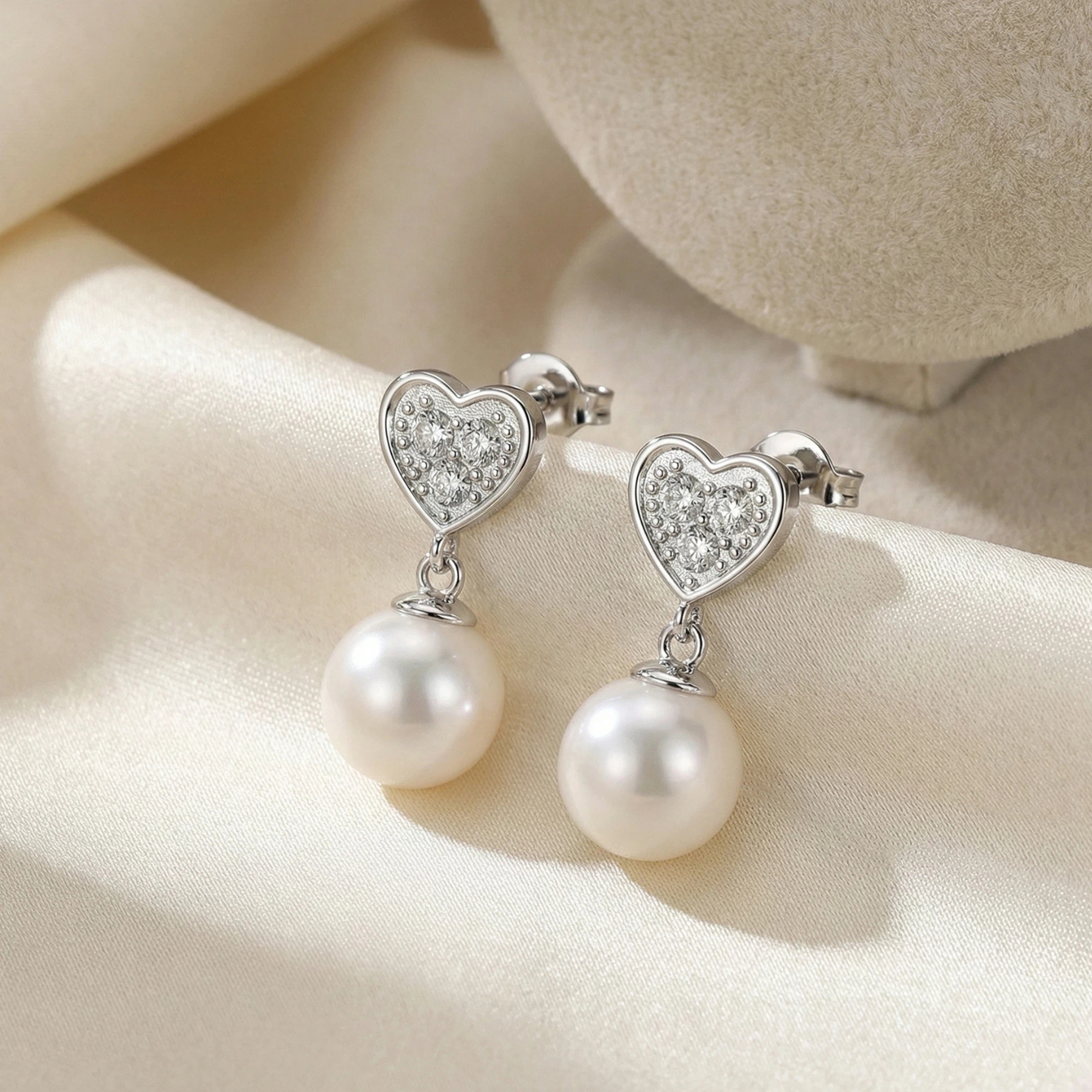 Aretes Kenley de perlas en oro blanco de 18 k con cristales Swarovski en forma de corazón