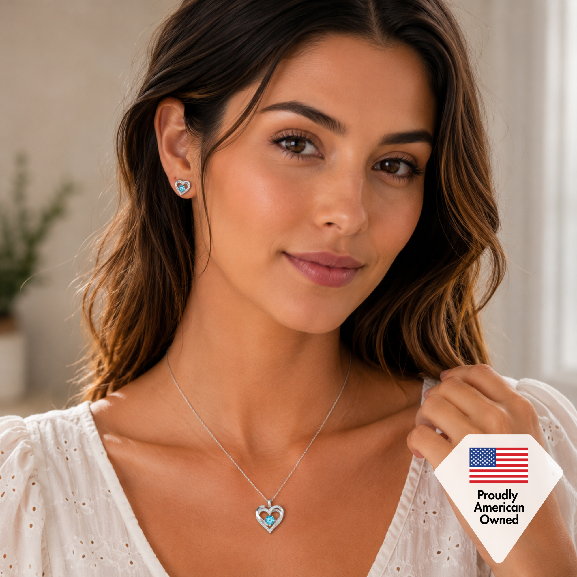 Forever Collar de doble corazón con piedra natal chapado en oro blanco de 18 k y cristales
