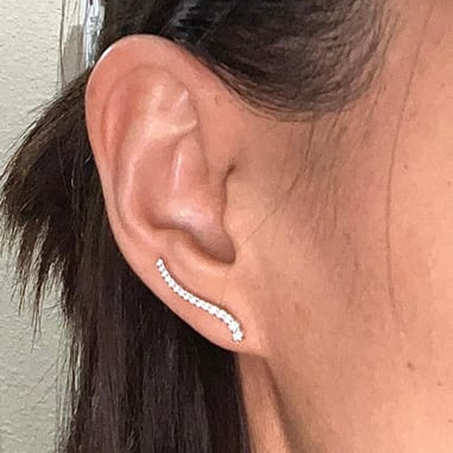 Pendientes estilo trepador de plata de ley Isabella con cristales de circonita cúbica