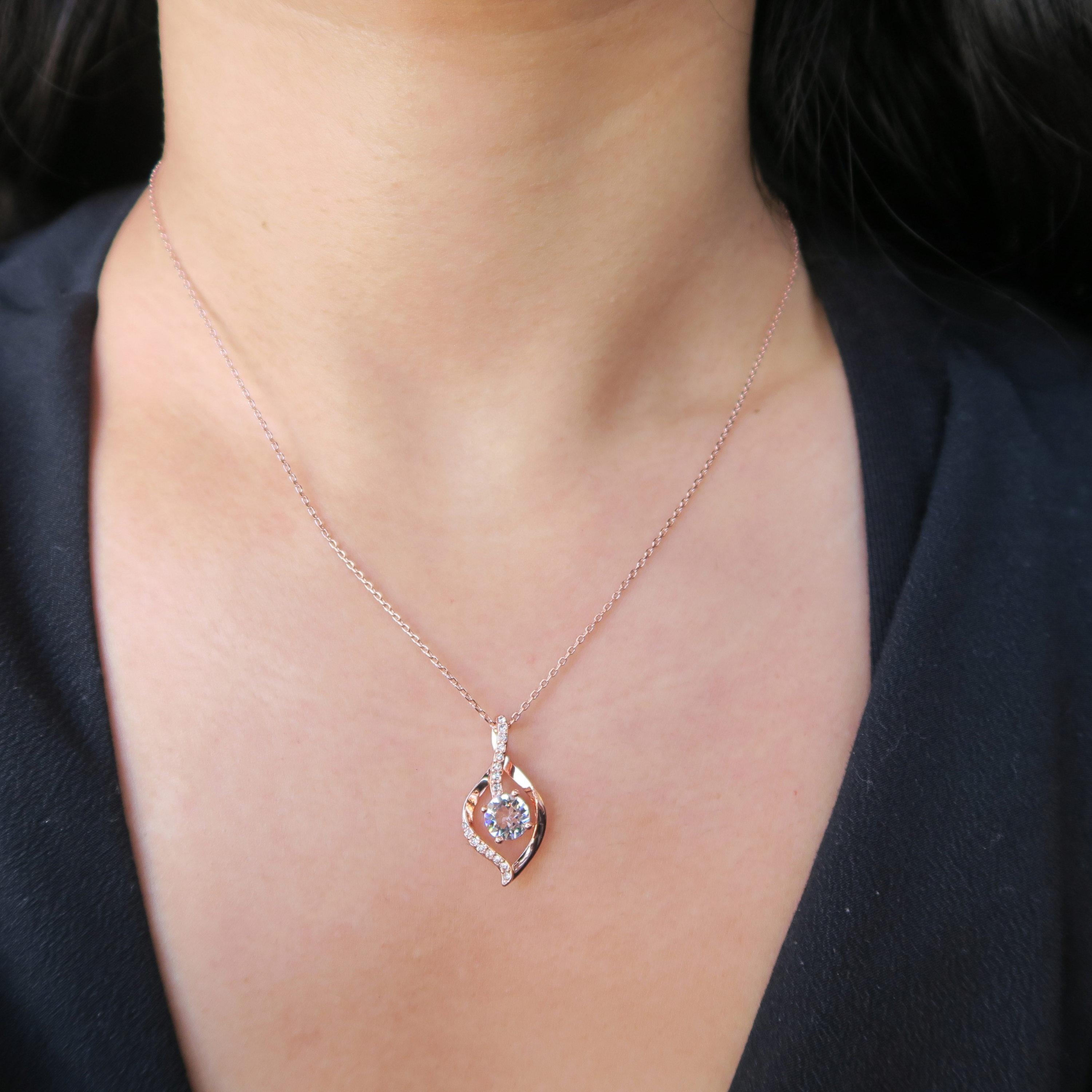 Collar con colgante Sabrina chapado en oro blanco de 18 k con cristales