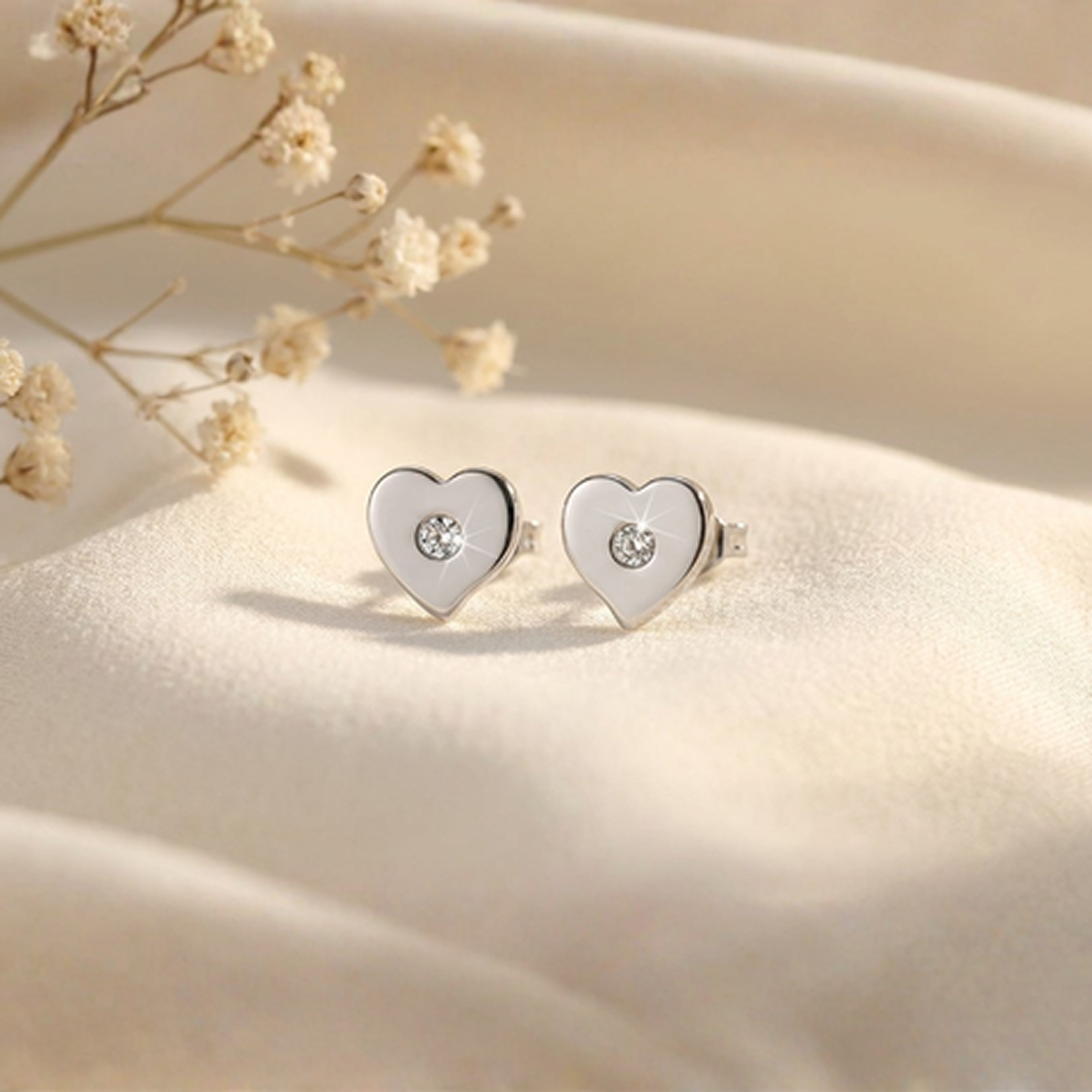 Aretes Vanessa Chapados en Oro Blanco de 18k con Corazón y Cristales